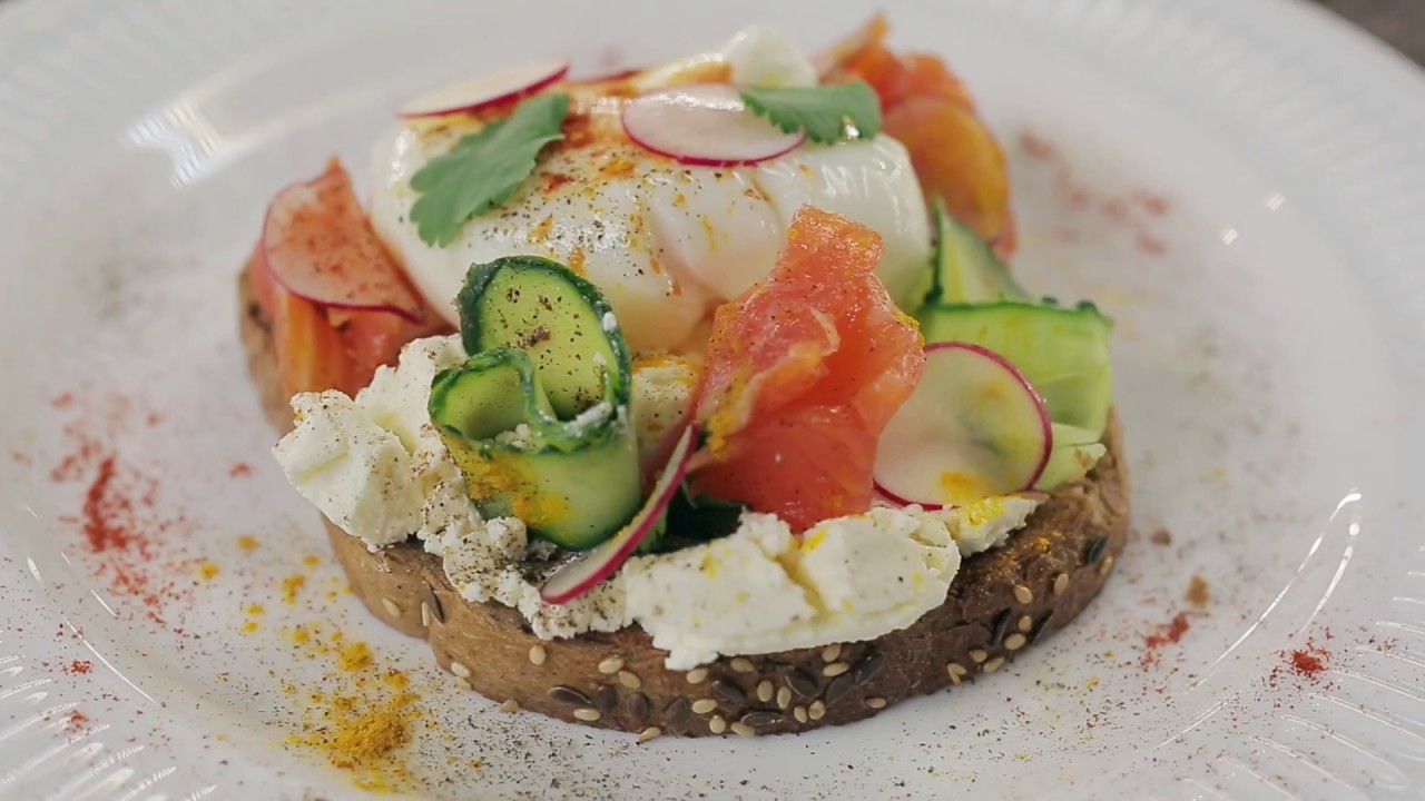 Яйцо-бенедикт с лососем - YouTube