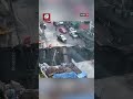 لحظة وقوع انهيار أرضي ضخم في أحد شوارع العاصمة التايلاندية بانكوك وتسببه بحفرة عميقة وعدة انهيارات