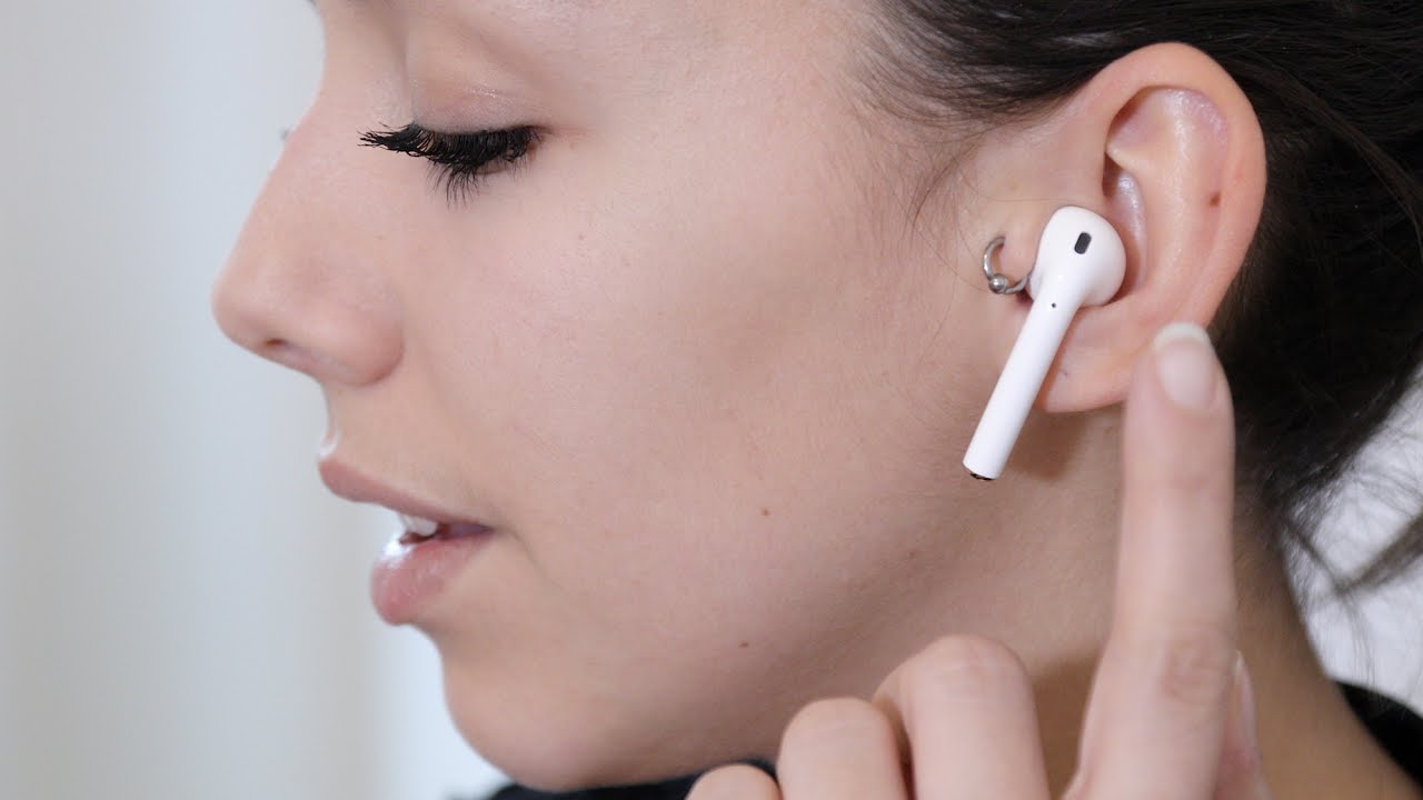 Поместите оба airpods в уши