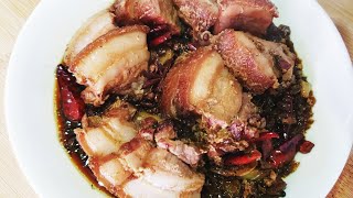 中国四川菜咸烧白Fried pork steamed sprouts