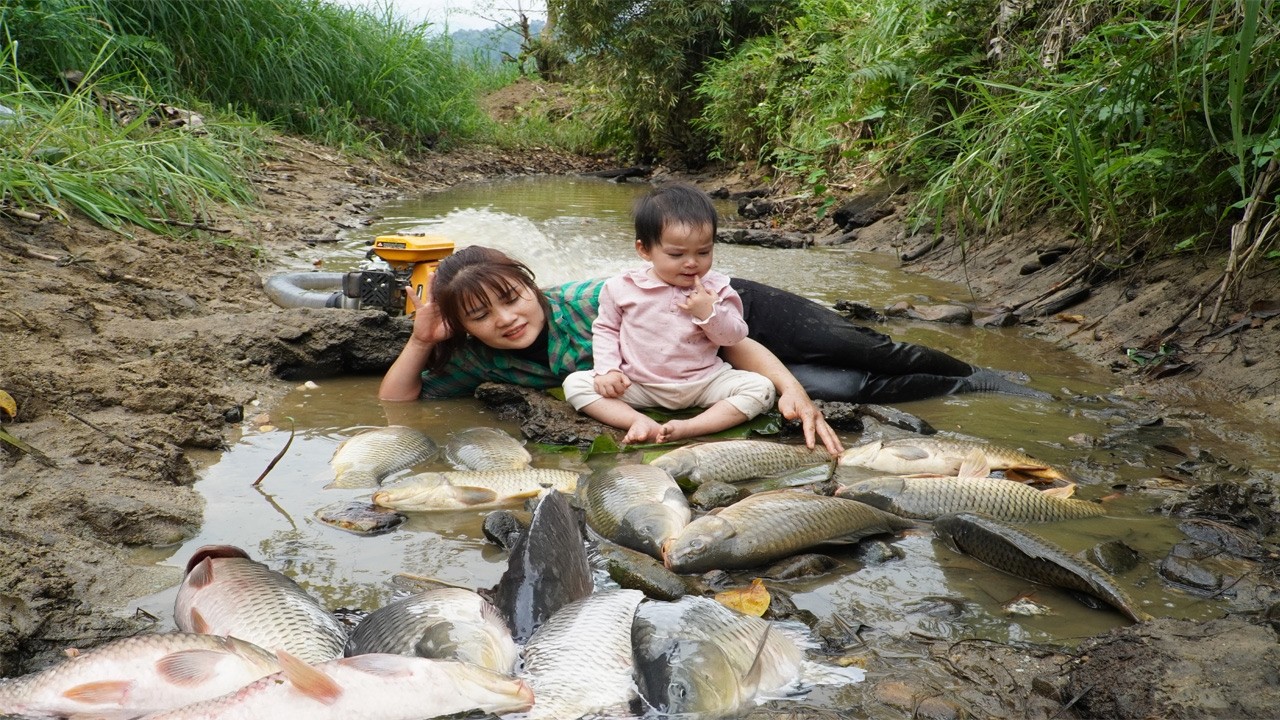 How to catch giant carp in the big river. Only young girls who fish understand the joy of fishing