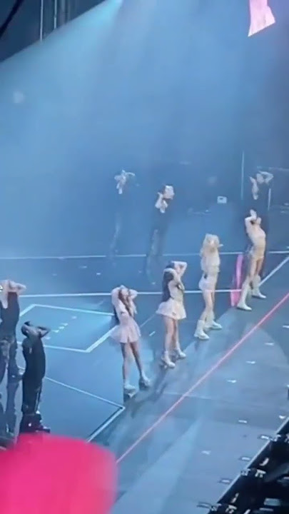 Jennie falls while performing pretty savage😥😭#blackpink #jennie#jennierubyjane#bornpink#prettysavage