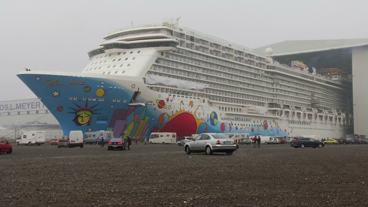 Kreuzfahrtschiff "Norwegian BREAKAWAY" verlässt das Baudock