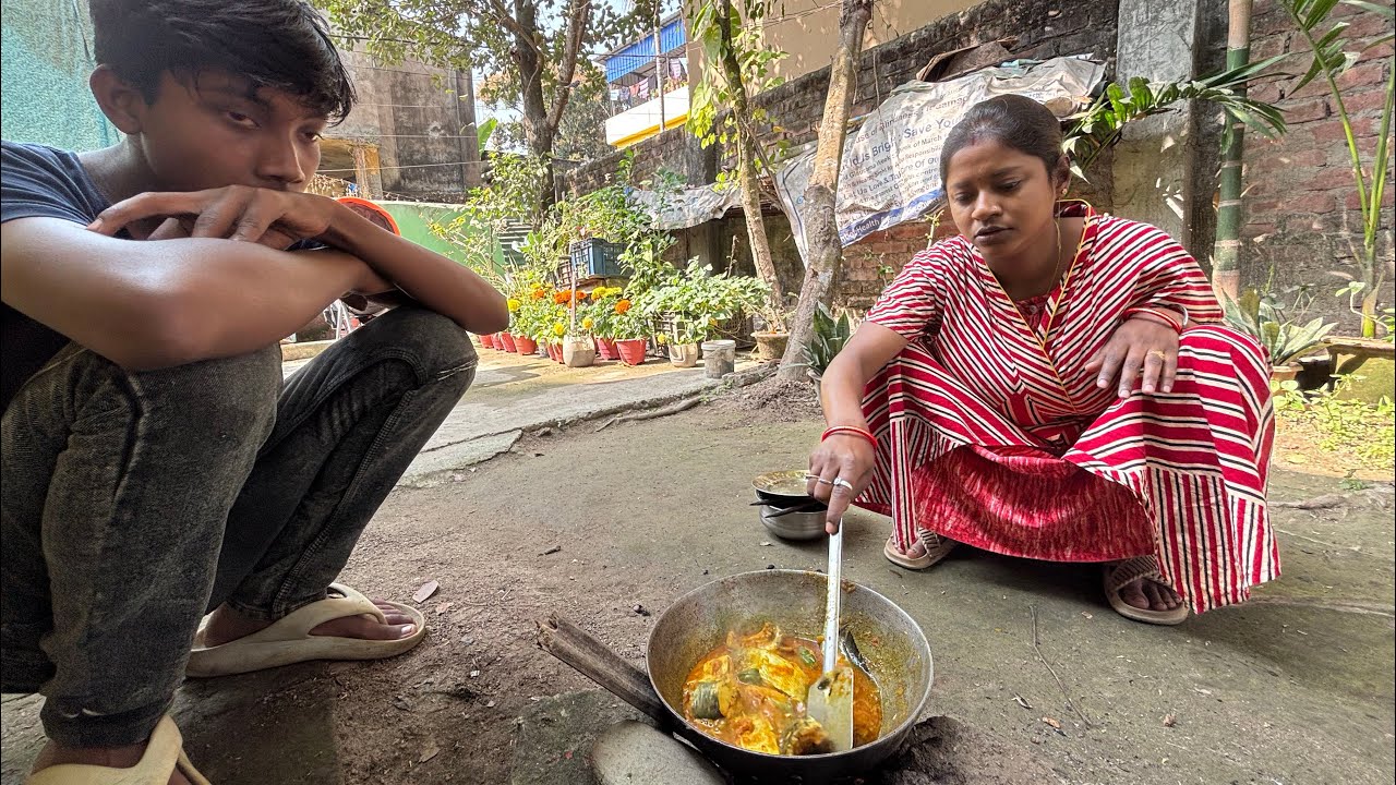 রোদ্দুরে বসে নদীর বোয়াল মাছ দিয়ে ভাত!!!