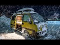 Car camping dans de fortes chutes de neige  petit campingcar