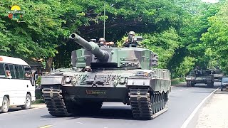 Iring iringan tank latihan tempur TNI melintas di jalan raya Asembagus