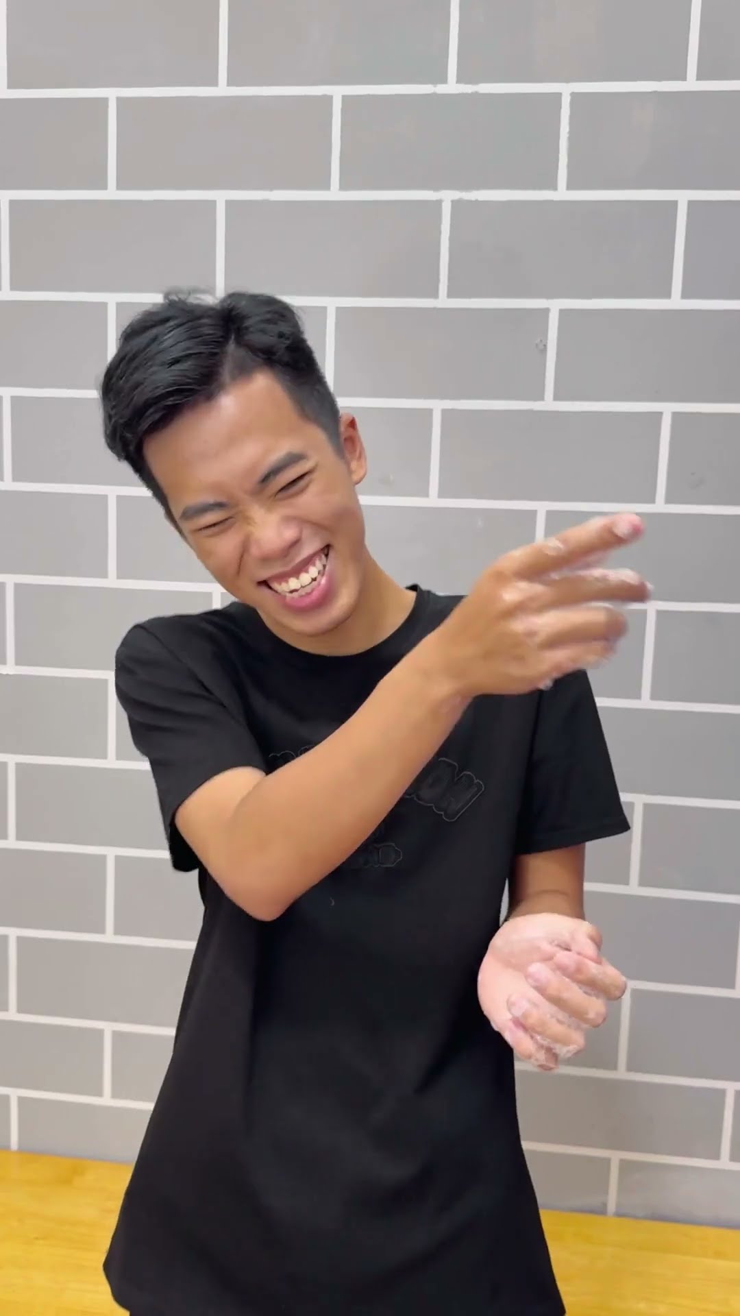 Thổi bong bóng xà phòng trong nhà || Blow soap bubbles #shorts
