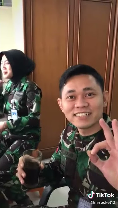 Tentara minum kopi manis