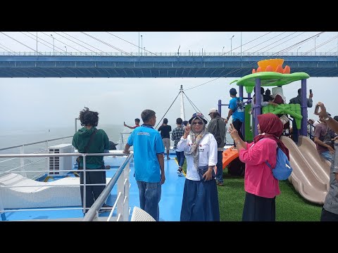 Kapal mewah KIRANA 7 melintas di bawah jembatan Suramadu