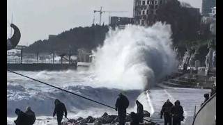 Зимний шторм в Ялте. - Winter storm in Yalta, Ukraine.(Зимний шторм в Ялте. - Winter storm in Yalta, Ukraine. - 8 февраля 2012 года. Серьёзный шторм на море, обледеневшая набережная...., 2012-02-08T12:57:21.000Z)