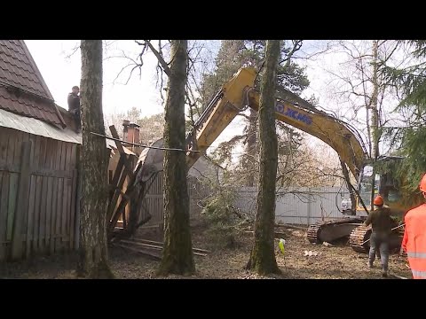 видео: (12+) Легкого пара больше не будет: бани на Коллективной улице снесли из-за проблем с законом