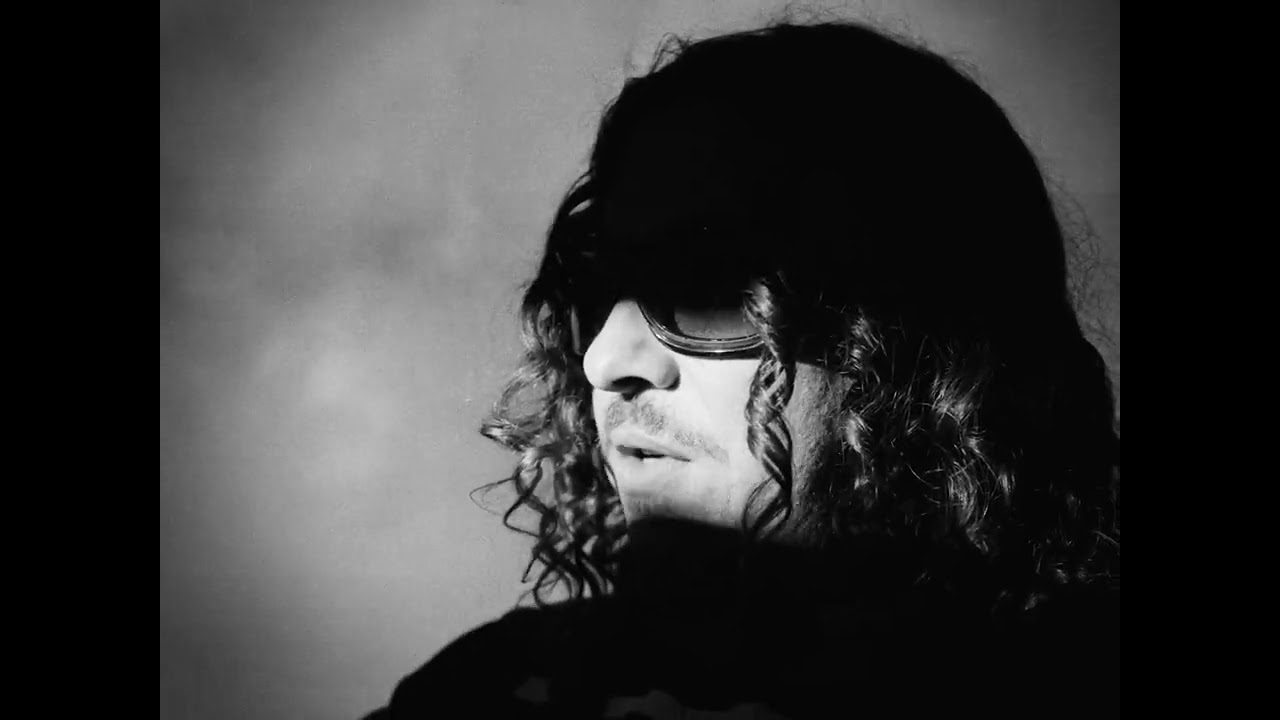 Watch Soleil Noir - FALLINLUV (Clip Officiel) on YouTube Watch Soleil Noir - FALLINLUV (Clip Officiel) on YouTube