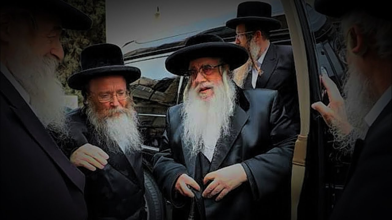 המוני חסידי צאנז מלווים את האדמו״ר בצאתו מביתו למסע הקודש בארה״ב