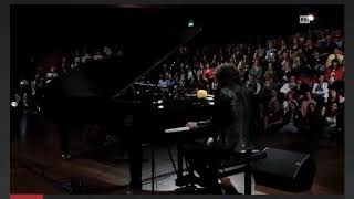 Ermal Meta. Suonando Il Pianoforte.