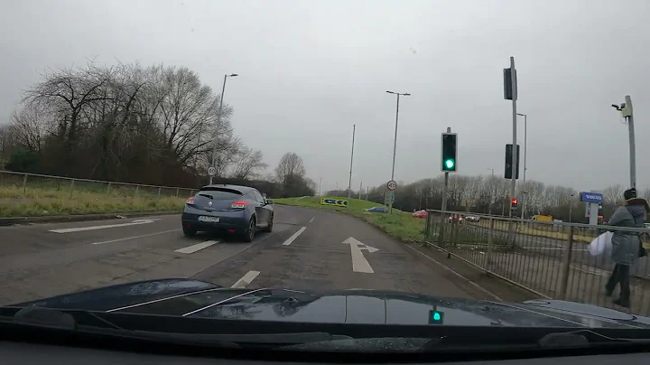 Blagrove Roundabout - Turning right.