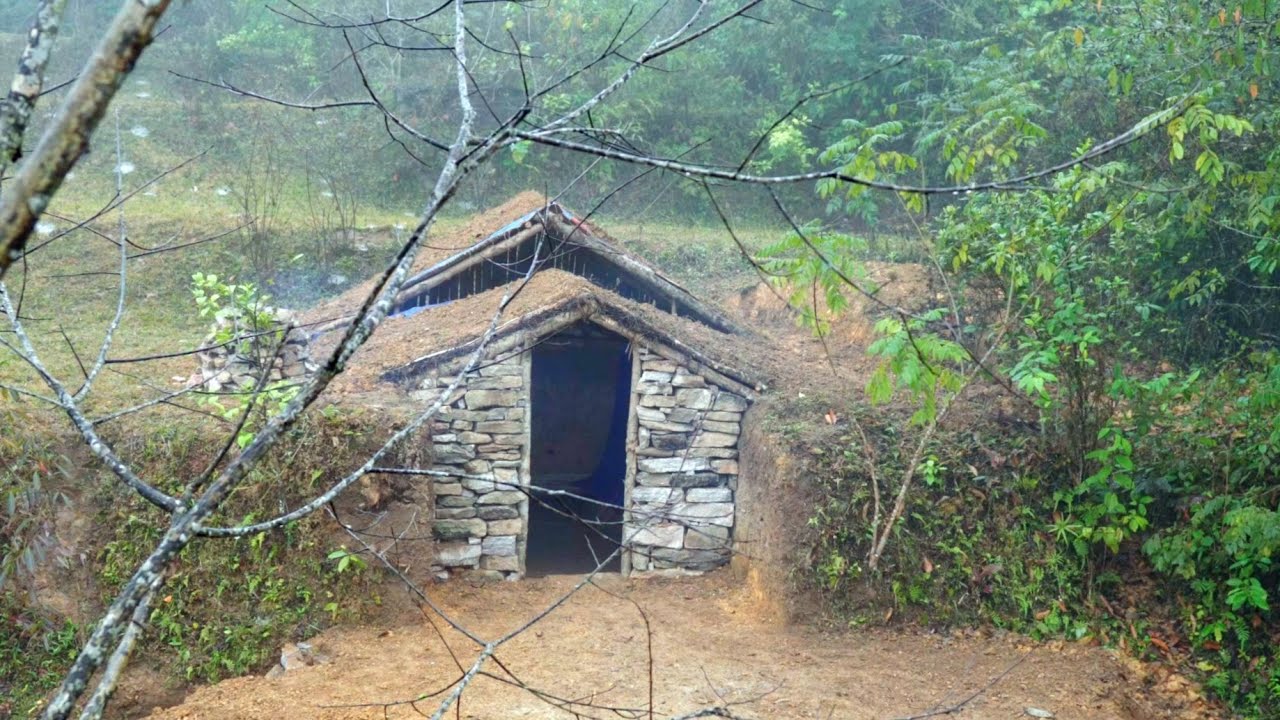 Building Underground Bushcraft Shelter.Survive in a tunnel 