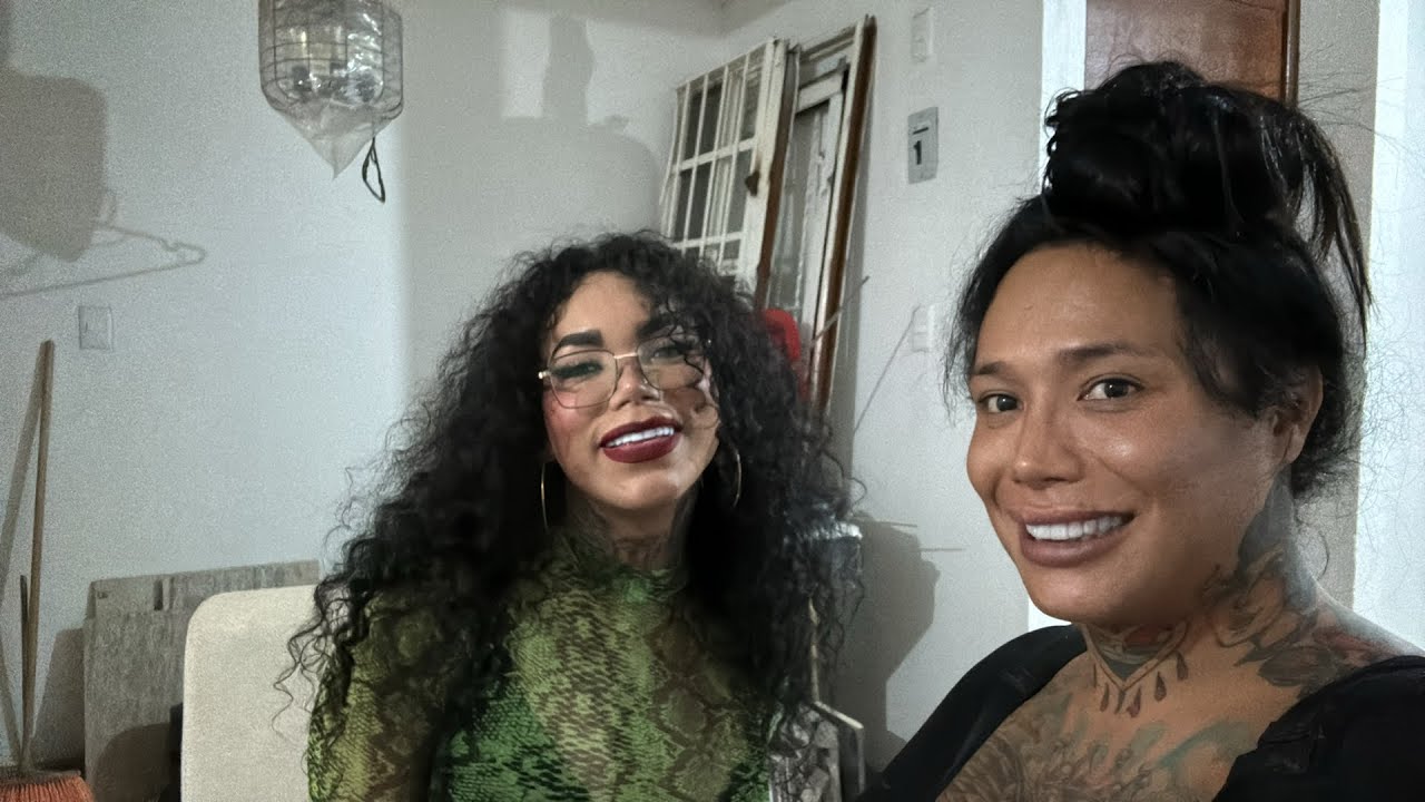 Kary Torres Oficial está en vivo En Adineradas Paola en casa