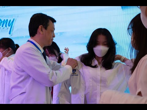 Video Lễ trao áo blouse cho sinh viên Khoa Y - Trường ĐH... - YouTube