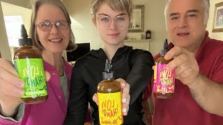Probando Chamoy con mis padres