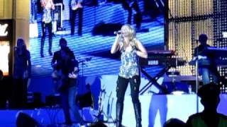 Carrie Underwood - Mama's Song (LIVE in Singapore)