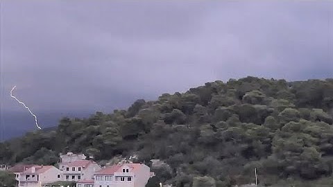 Jako nevrijeme zahvatilo hrvatski otok, uzrokovalo i nestanke struje