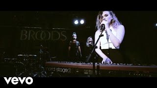 Broods - Four Walls (Live With Lyrics) chords