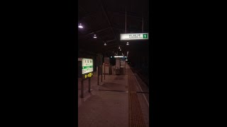 大阪メトロ中央線の大阪港駅のホームと大阪市交通局24系電車（新20系）下り列車の到着。2022/9。Osaka Metro Chūō Line Osakako Station JAPAN TRAVEL