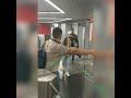 Мигрант из Узбекистана оплачивает прохожим проезд в метро и