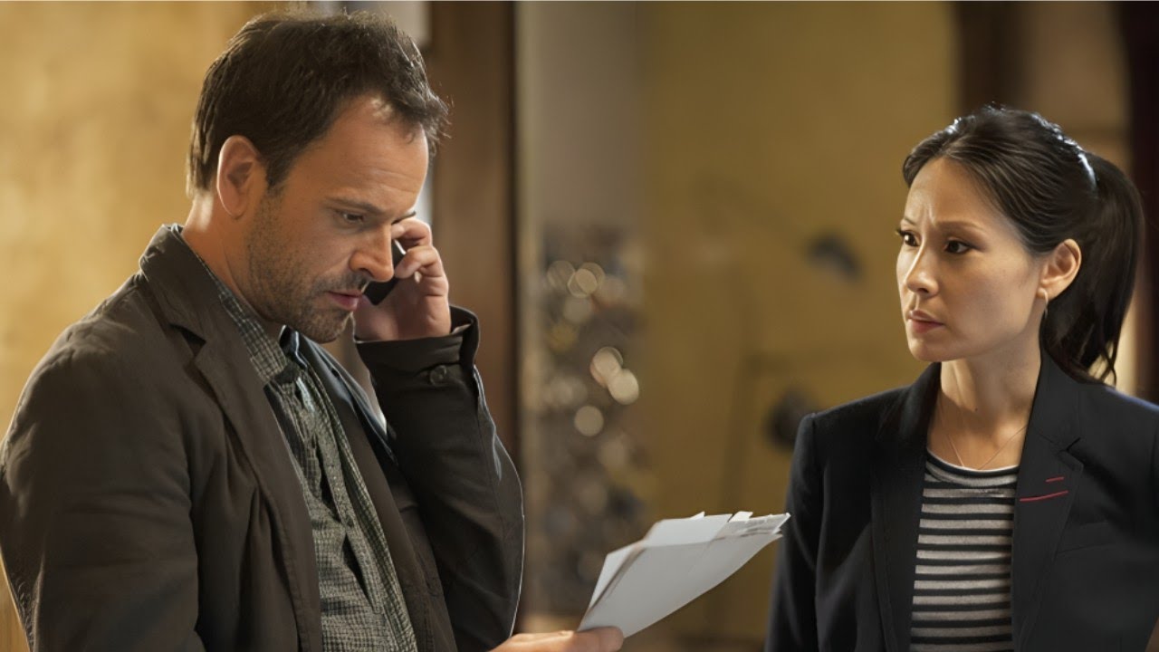 جـ ـرايـم غامضة بتحصل في شركة والمحقق شرلوك هولمز بيقدر يحل لغز القضية