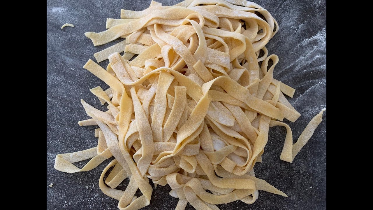 Tagliatelle avec un couteau et un rouleau à pâtisserie (sans machine à