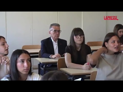 Video Pupo maturando, il cantante torna tra i banchi per l'esame