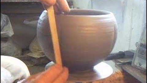 SIMON LEACH - indenting a bowl decoratively !