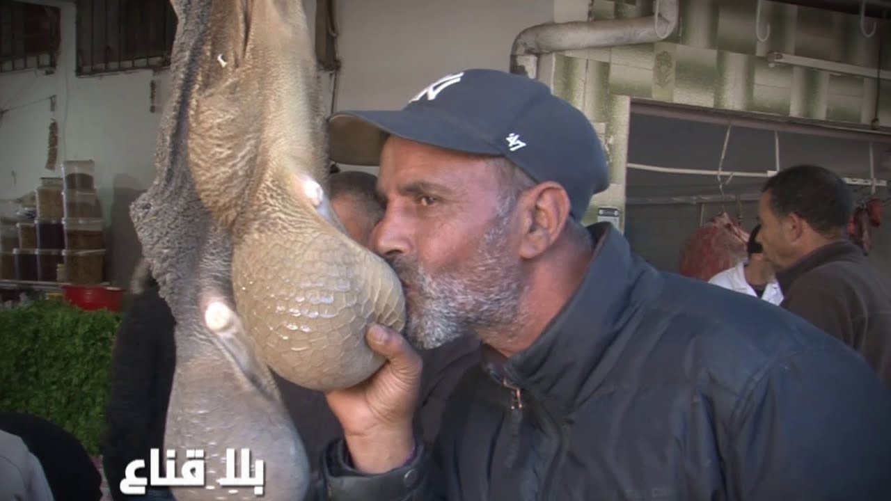 يبكي ويبوس في الكرشة لانه لايملك المال ومواطن يتدخل ليهديها اياه..أين أصحاب المليارات؟مؤسف في رمضان!