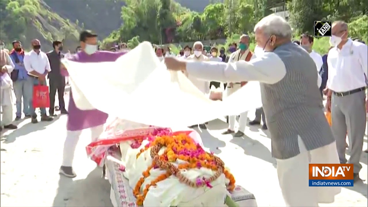 Uttarakhand CM attends last rites of CM Yogi`s father in Dehradun