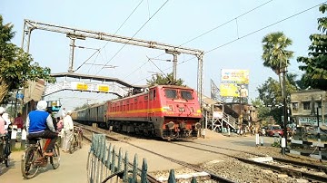 Gateman In struggle To Close Railgate Public Randomly Crossing Gate Speedy Train Honkingly Comeing