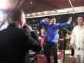 Гъмзата прави уникално шоу на сватба