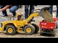 VOLVO L220E HYDRAULIC RC WHEEL LOADER 1:8 SCALE MODEL AT THE HARD WORK / Fair Leipzig 2016