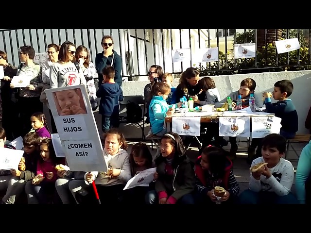 Protesta en colegio de Carril