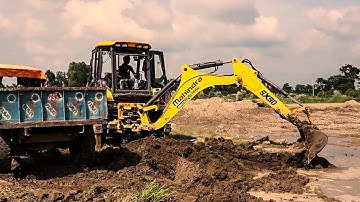 Mahindra Earthmaster Backhoe Loader SX90Cutting Mud & Loading Mud In Tractor - Mahindra backhoe
