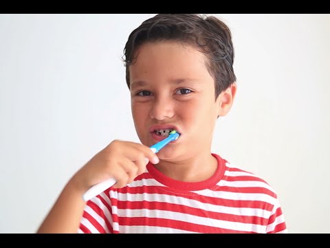 Video: Cómo Enseñarle A Un Niño A Cepillarse Los Dientes Con Pasta De Dientes