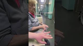 Выполняем гимнастику на пальцы, улучшаем кровообращение в мышцах рук.