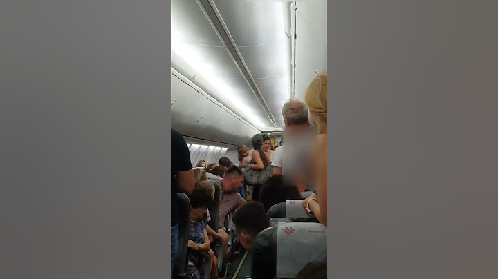 Žena sa detetom u naručju izlazi iz aviona Er Srbije posle incidenta, a PUTNIK JE UDARA U LEĐA! 