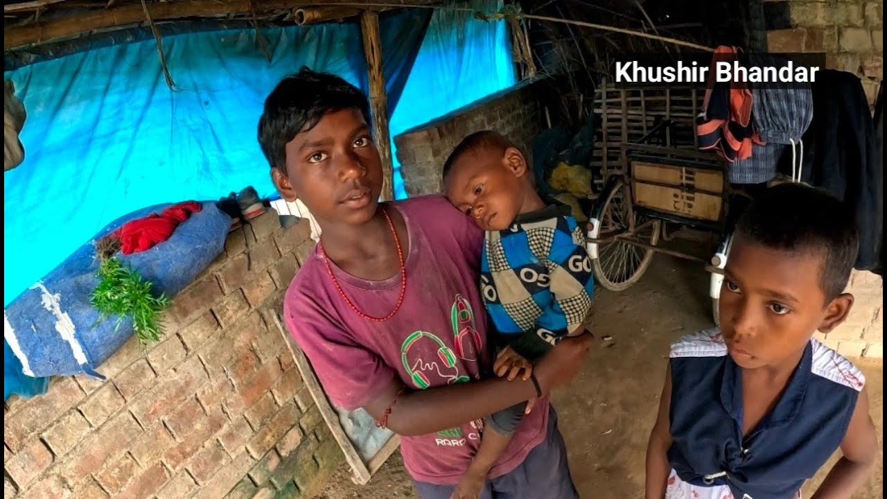 সাত মাস আগে মা-কে হারিয়ে এখন অসহায় তিন শিশু।