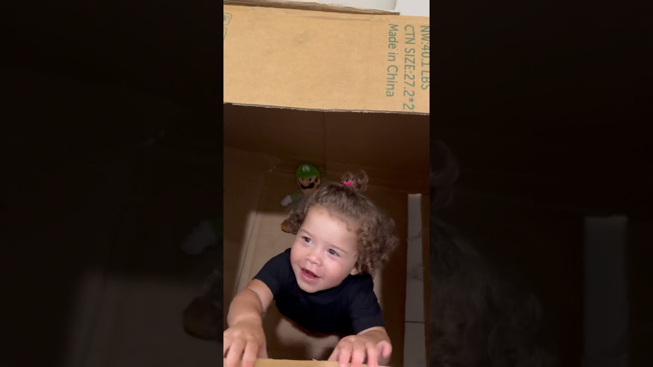 Мама и папа поймали дочь и сына, прячущихся в секретном форте 