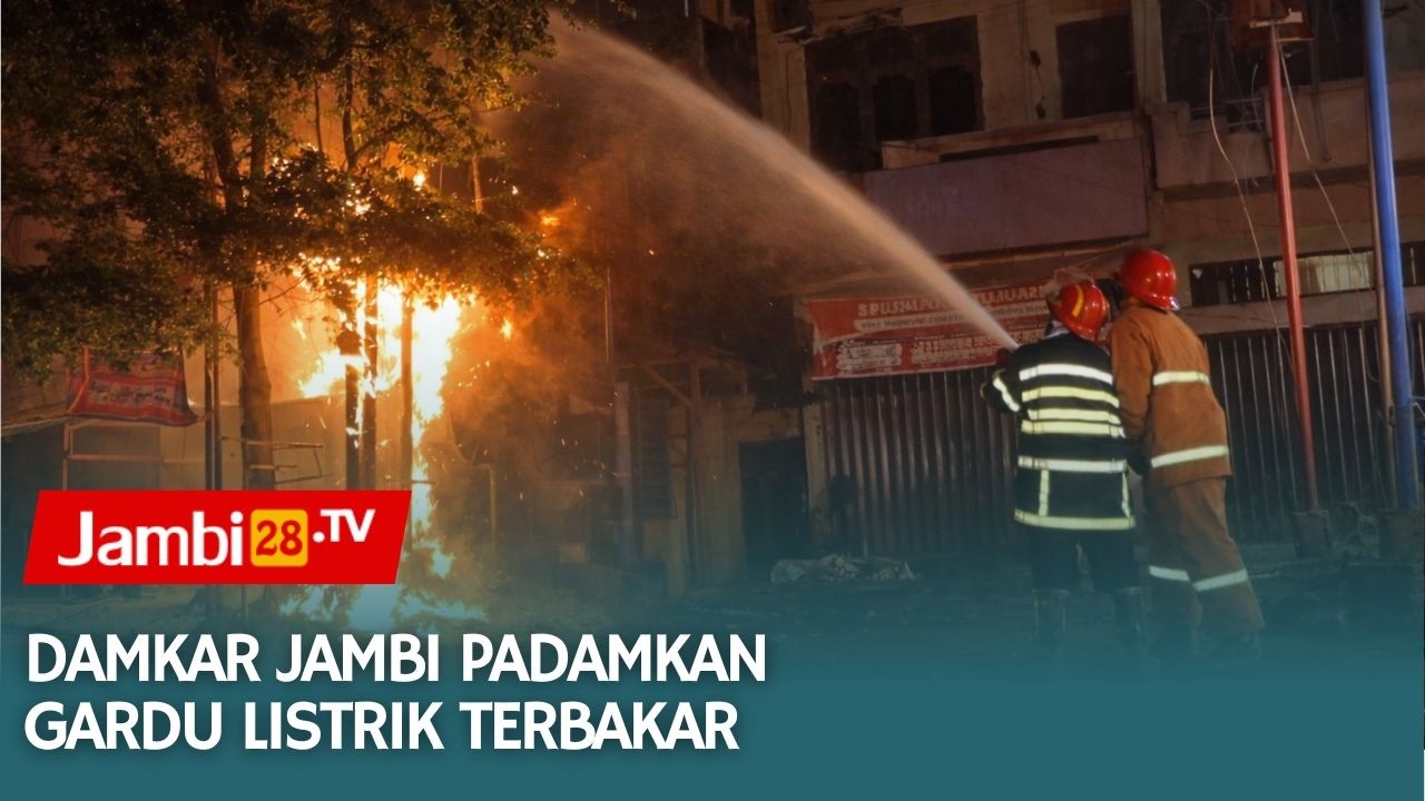 Gunakan Apar, Damkar Kota Jambi Padamkan Gardu Listrik yang Terbakar