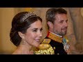 Gæster og den kongelige familie ankommer til gallamiddag for kronprins Frederik