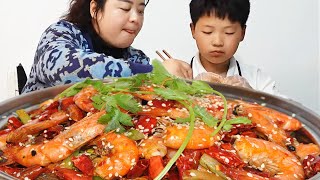 你们期待的小朋友浩浩来啦，给他做爱吃的香辣虾，一口一个可香了【胖手手丹丹】