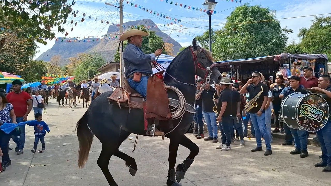 Con caballos  bailadores asi le festejan ala Virgen de Morserrat, aca en Tanganhuato guerrero 