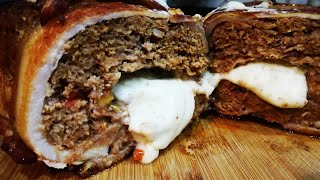 Рулет из фарша, с сыром и беконом. Рулет из фарша, с сыром и беконом.