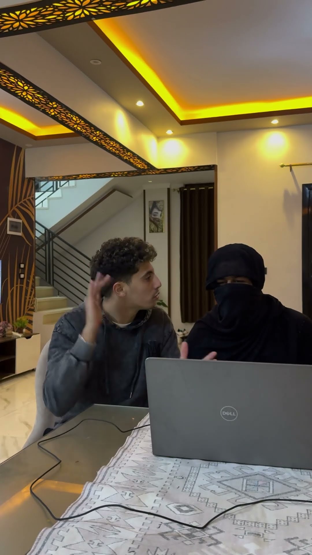صاحبي أتنكر في شخصيه بنت وجدي قفشنا